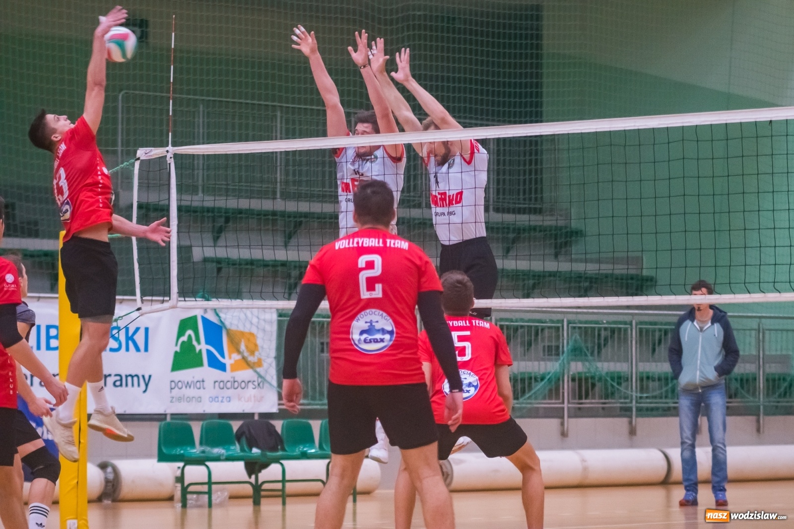 Zdjęcie w galerii na portalu naszwodzislaw.com: Siatkarski rollercoaster w Arenie Rafako. Raciborzanie górą! [FOTO i WIDEO] wiadomości z regionu