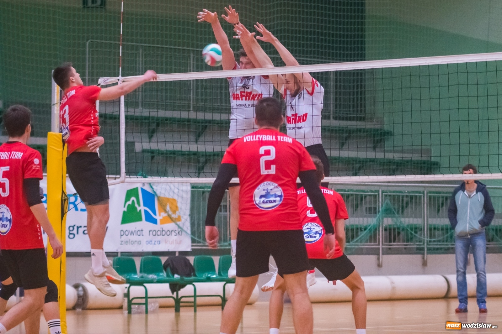 Zdjęcie w galerii na portalu naszwodzislaw.com: Siatkarski rollercoaster w Arenie Rafako. Raciborzanie górą! [FOTO i WIDEO] wiadomości z regionu