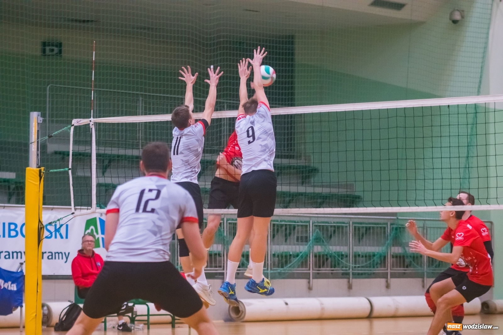 Zdjęcie w galerii na portalu naszwodzislaw.com: Siatkarski rollercoaster w Arenie Rafako. Raciborzanie górą! [FOTO i WIDEO] wiadomości z regionu