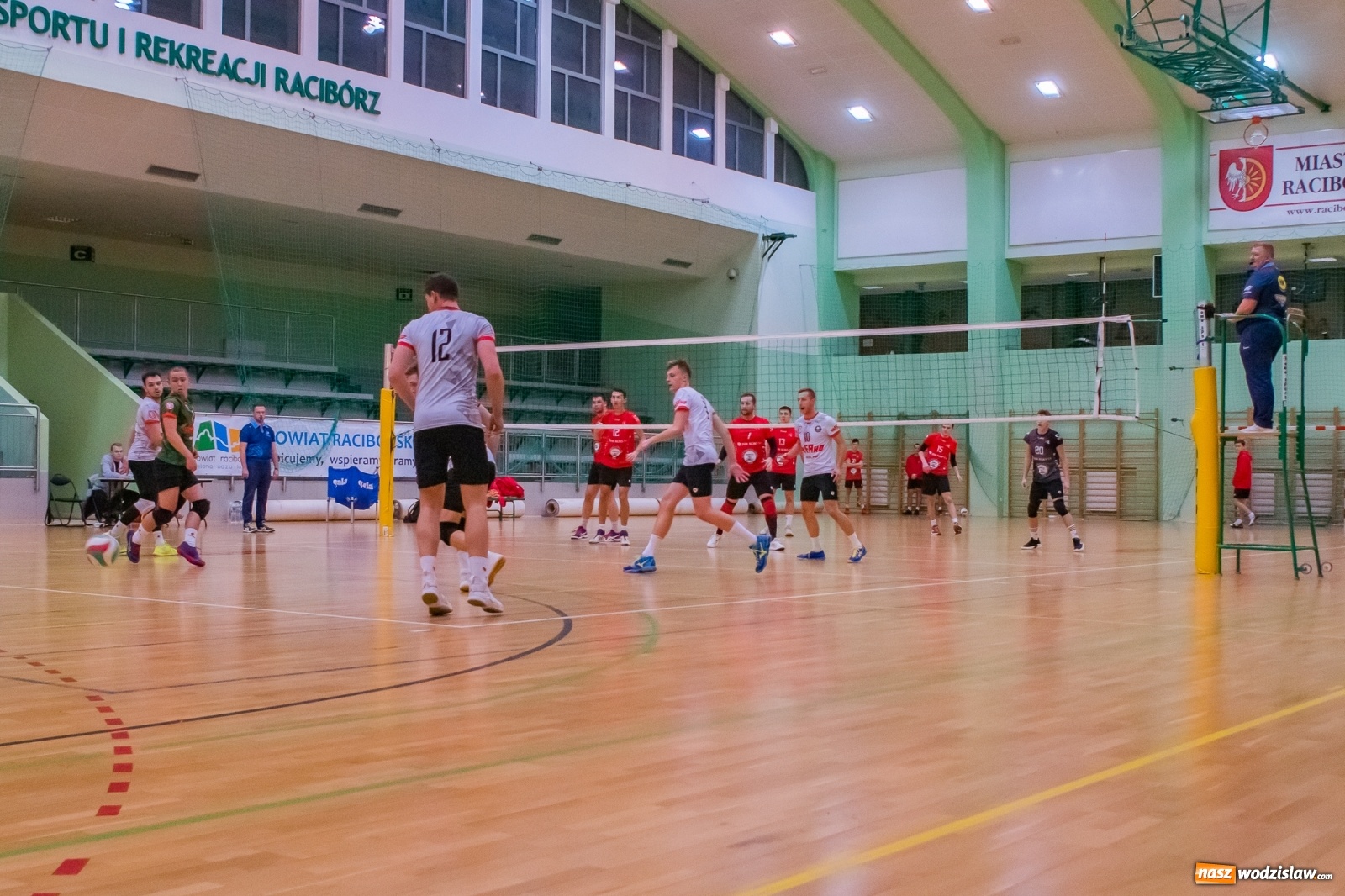 Zdjęcie w galerii na portalu naszwodzislaw.com: Siatkarski rollercoaster w Arenie Rafako. Raciborzanie górą! [FOTO i WIDEO] wiadomości z regionu