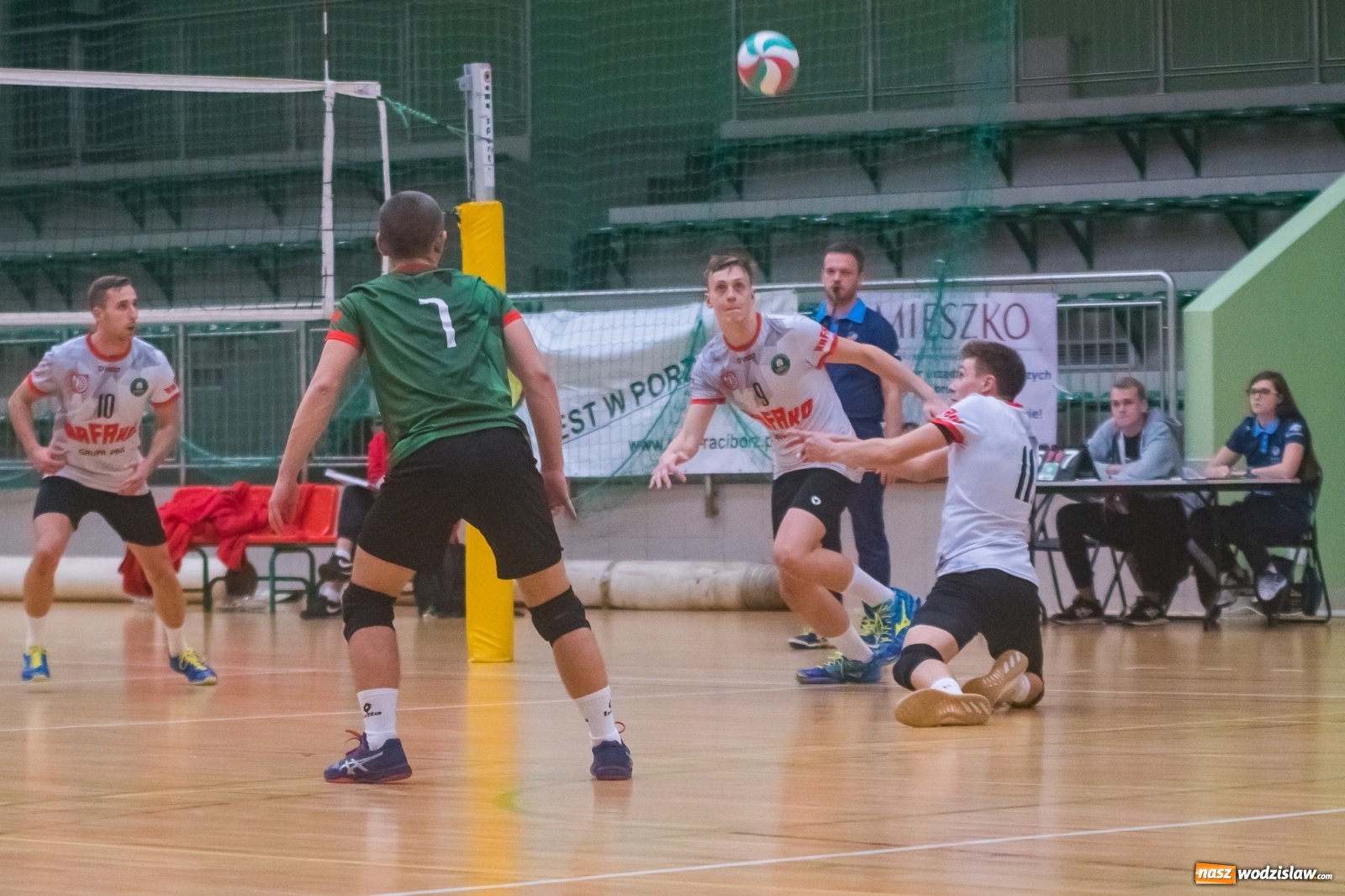 Zdjęcie w galerii na portalu naszwodzislaw.com: Siatkarski rollercoaster w Arenie Rafako. Raciborzanie górą! [FOTO i WIDEO] wiadomości z regionu