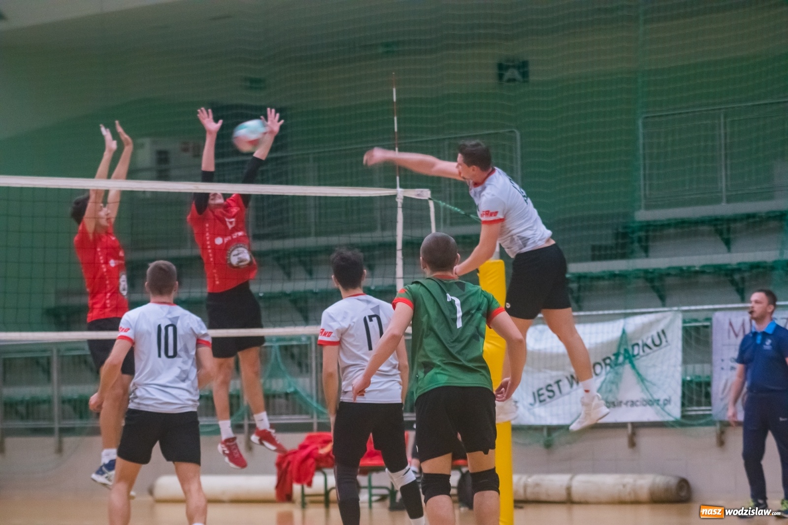 Zdjęcie w galerii na portalu naszwodzislaw.com: Siatkarski rollercoaster w Arenie Rafako. Raciborzanie górą! [FOTO i WIDEO] wiadomości z regionu
