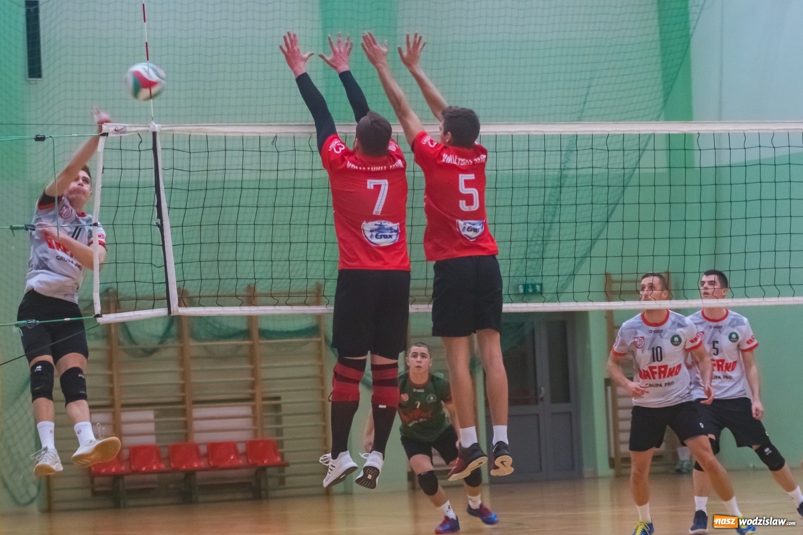 Zdjęcie w galerii na portalu naszwodzislaw.com: Siatkarski rollercoaster w Arenie Rafako. Raciborzanie górą! [FOTO i WIDEO] wiadomości z regionu