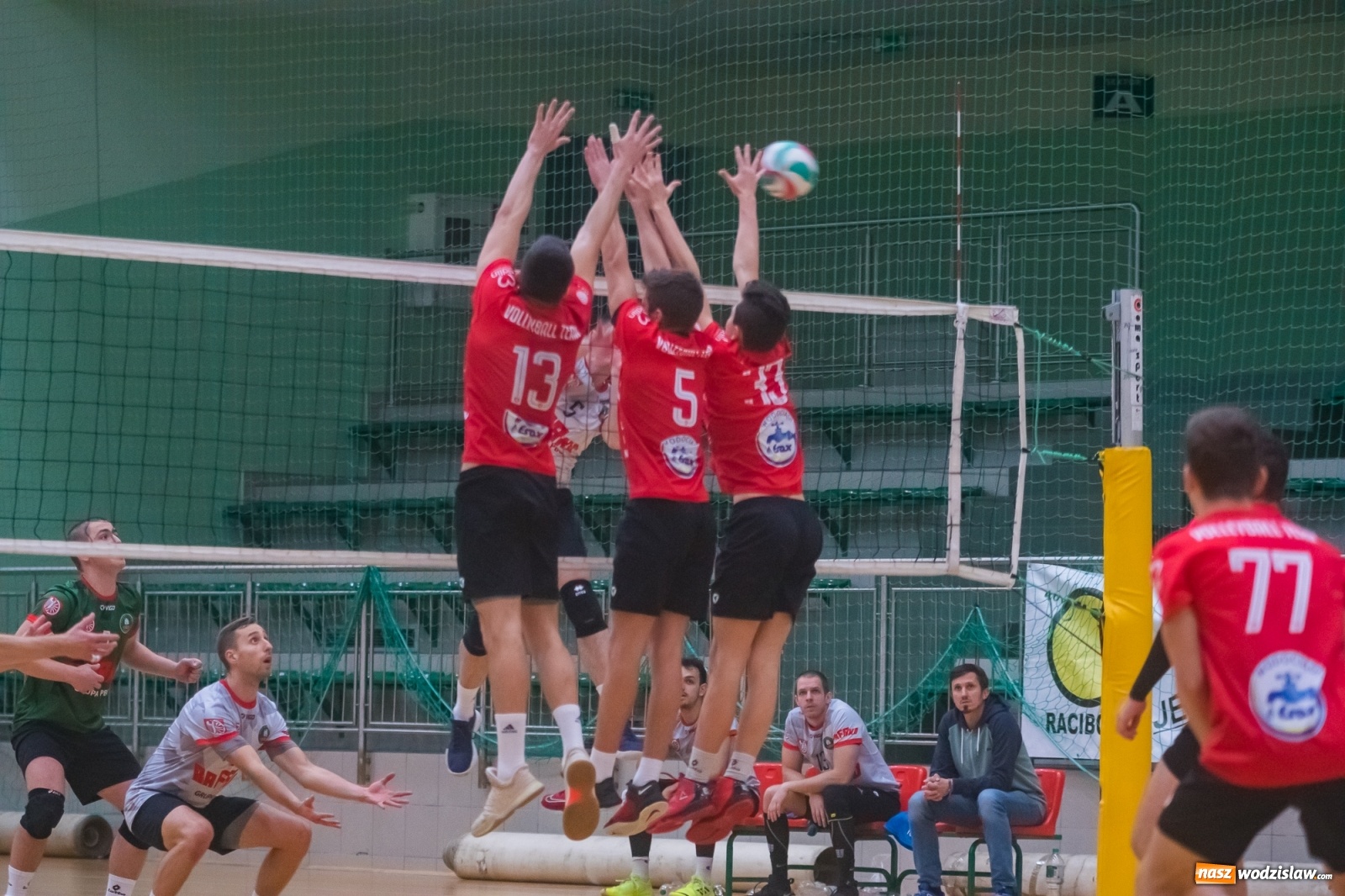 Zdjęcie w galerii na portalu naszwodzislaw.com: Siatkarski rollercoaster w Arenie Rafako. Raciborzanie górą! [FOTO i WIDEO] wiadomości z regionu