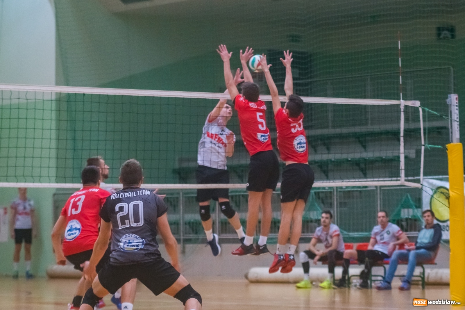 Zdjęcie w galerii na portalu naszwodzislaw.com: Siatkarski rollercoaster w Arenie Rafako. Raciborzanie górą! [FOTO i WIDEO] wiadomości z regionu
