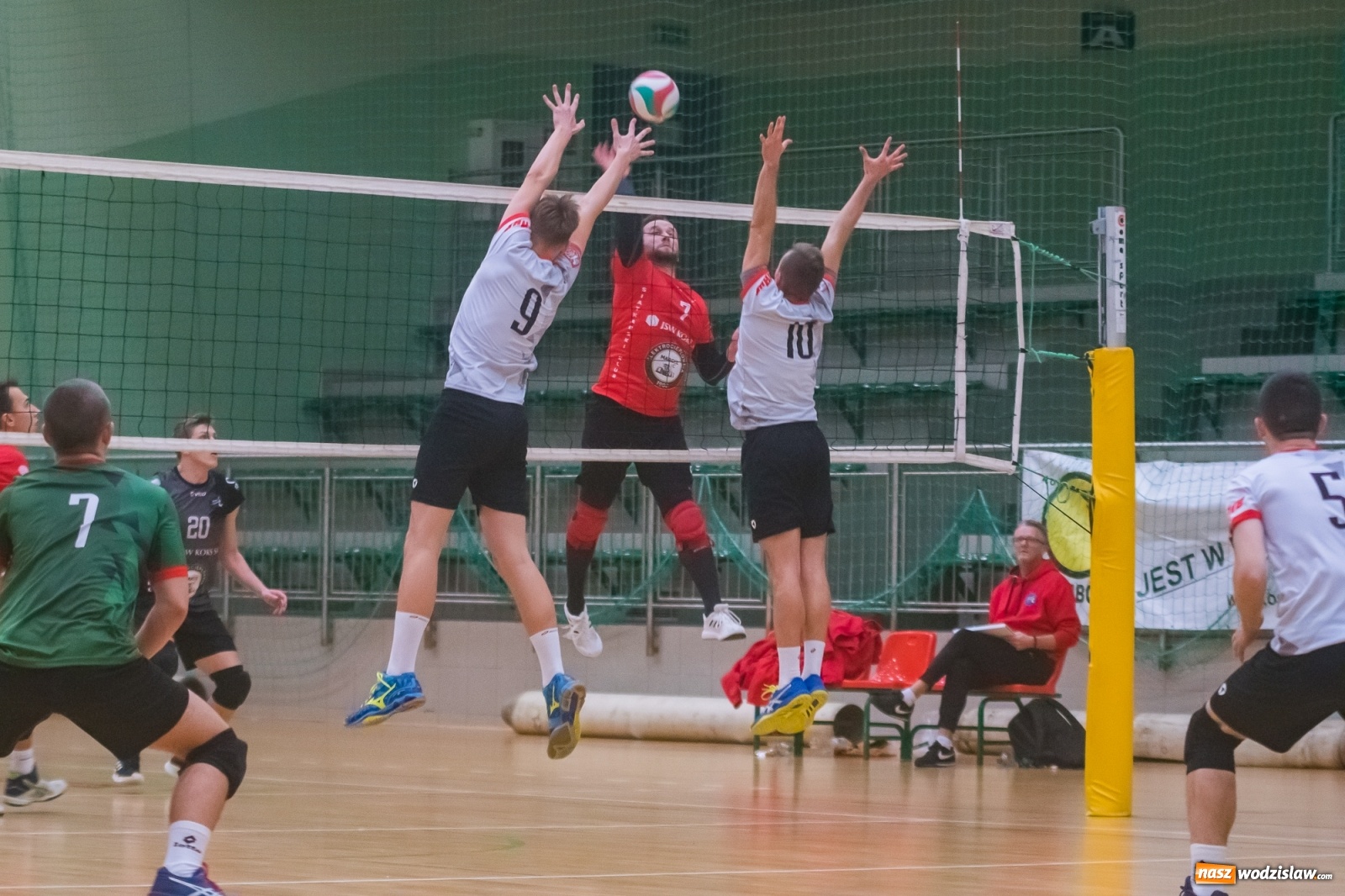 Zdjęcie w galerii na portalu naszwodzislaw.com: Siatkarski rollercoaster w Arenie Rafako. Raciborzanie górą! [FOTO i WIDEO] wiadomości z regionu