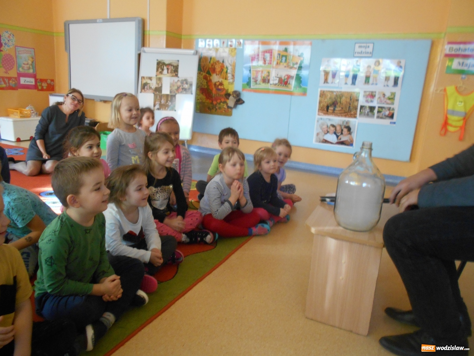 Zdjęcie w galerii na portalu naszwodzislaw.com: Pomysłowe odkrywanie świata nowoczesnych technologii przedszkolu numer 18 wiadomości z regionu