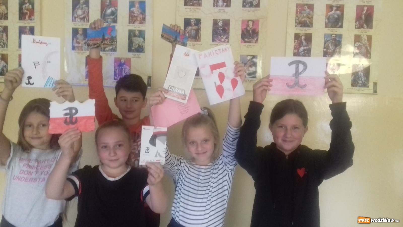 Zdjęcie w galerii na portalu naszwodzislaw.com: Uczniowie SP28 piszą kartki do powstańców warszawskich wiadomości z regionu
