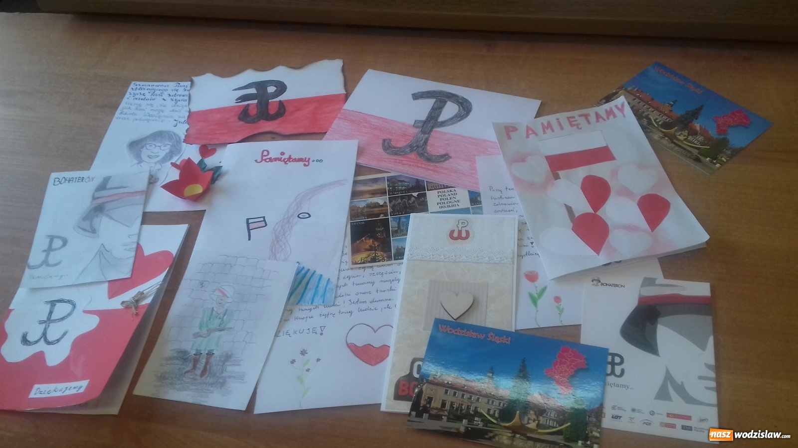 Zdjęcie w galerii na portalu naszwodzislaw.com: Uczniowie SP28 piszą kartki do powstańców warszawskich wiadomości z regionu