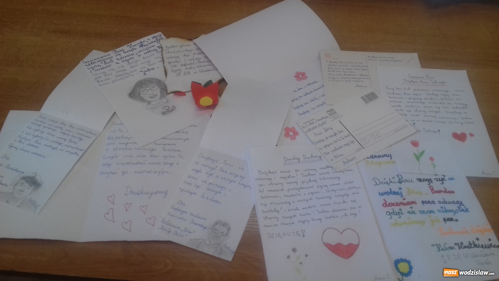 Zdjęcie w galerii na portalu naszwodzislaw.com: Uczniowie SP28 piszą kartki do powstańców warszawskich wiadomości z regionu
