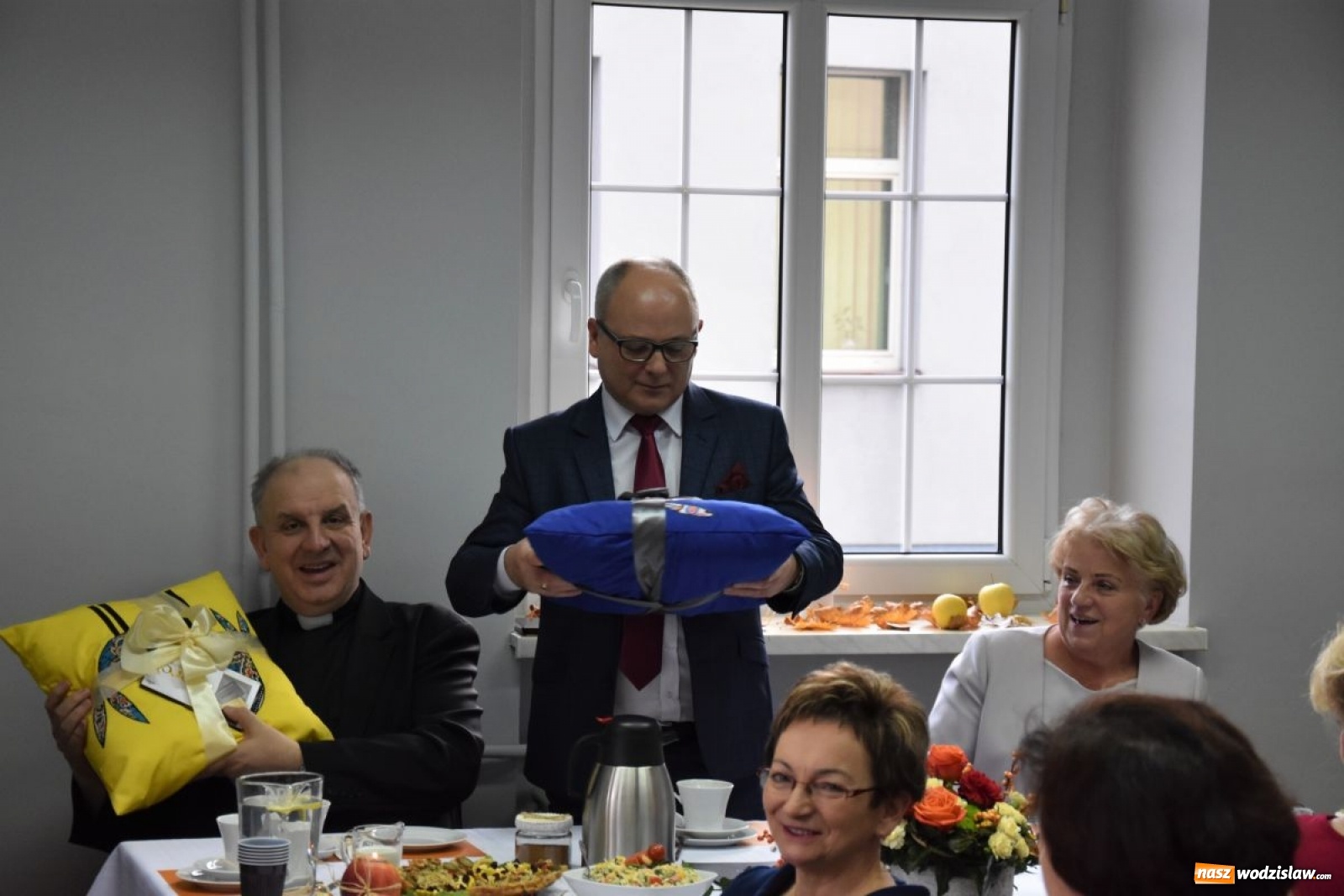 Zdjęcie w galerii na portalu naszwodzislaw.com: Pracownicy socjalni uhonorowani medalami Prezydenta RP wiadomości z regionu