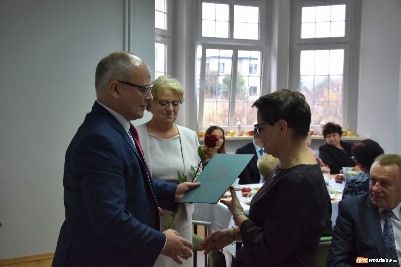 Zdjęcie w galerii na portalu naszwodzislaw.com: Pracownicy socjalni uhonorowani medalami Prezydenta RP wiadomości z regionu