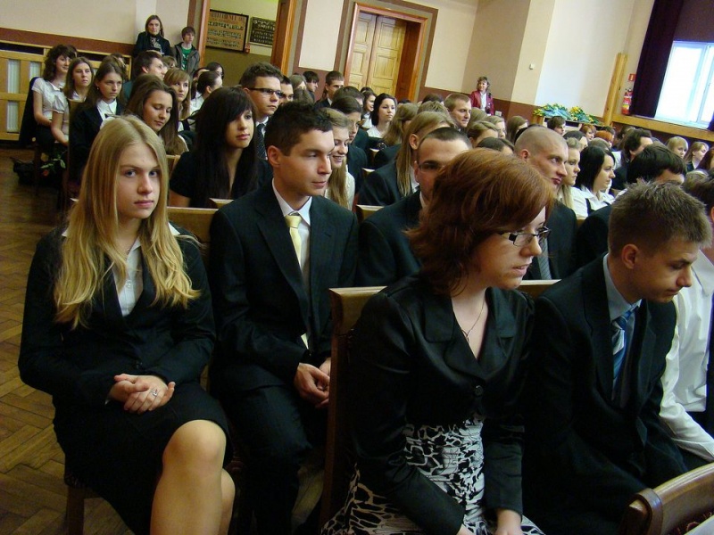 Zdjęcie w galerii na portalu naszwodzislaw.com: Ostatni dzwonek dla maturzystów wiadomości z regionu