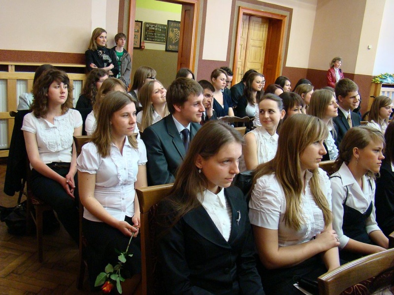 Zdjęcie w galerii na portalu naszwodzislaw.com: Ostatni dzwonek dla maturzystów wiadomości z regionu