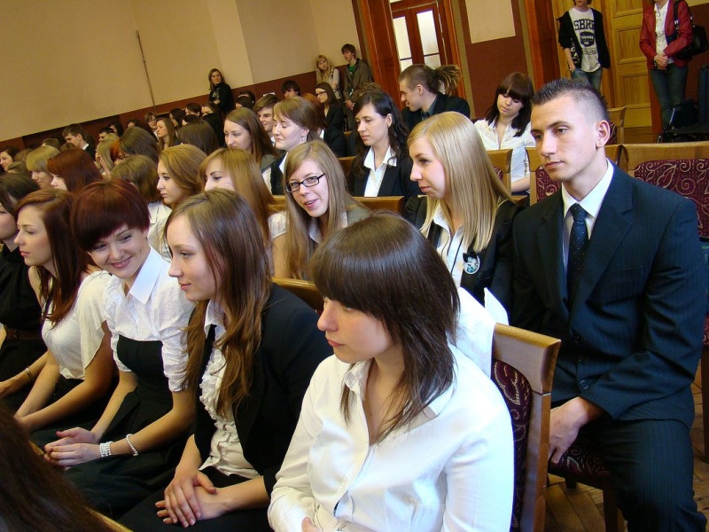 Zdjęcie w galerii na portalu naszwodzislaw.com: Ostatni dzwonek dla maturzystów wiadomości z regionu