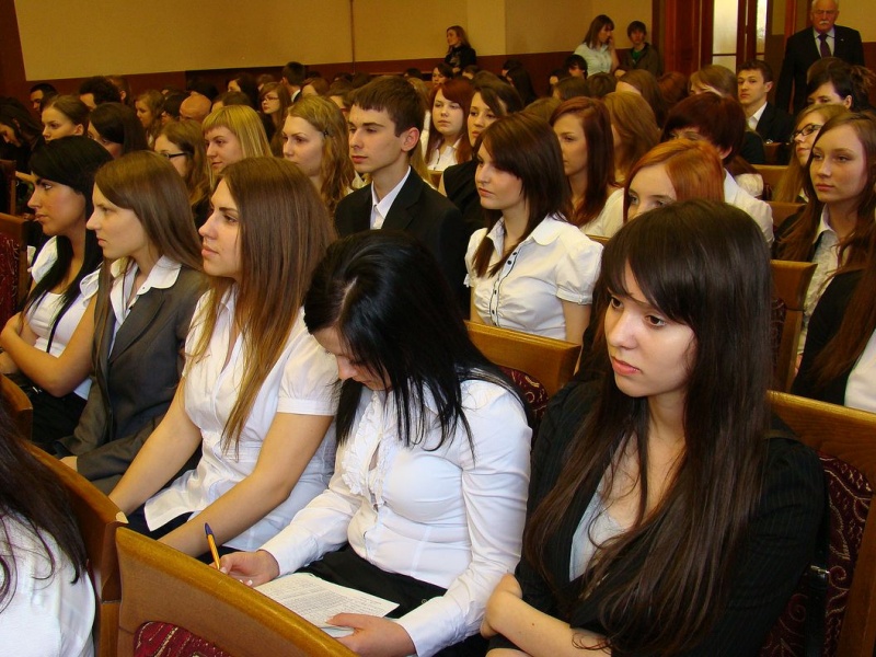 Zdjęcie w galerii na portalu naszwodzislaw.com: Ostatni dzwonek dla maturzystów wiadomości z regionu