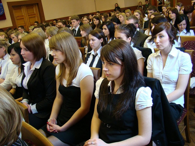 Zdjęcie w galerii na portalu naszwodzislaw.com: Ostatni dzwonek dla maturzystów wiadomości z regionu