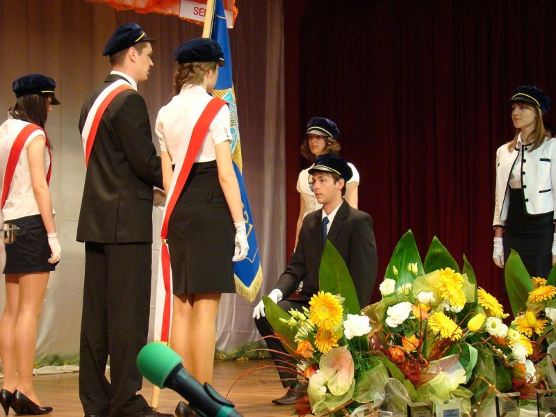 Zdjęcie w galerii na portalu naszwodzislaw.com: Ostatni dzwonek dla maturzystów wiadomości z regionu