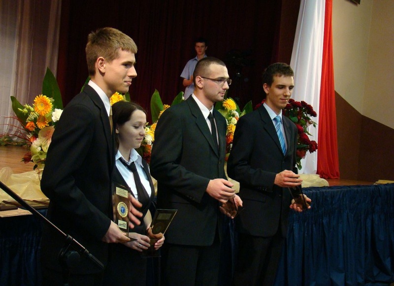 Zdjęcie w galerii na portalu naszwodzislaw.com: Ostatni dzwonek dla maturzystów wiadomości z regionu