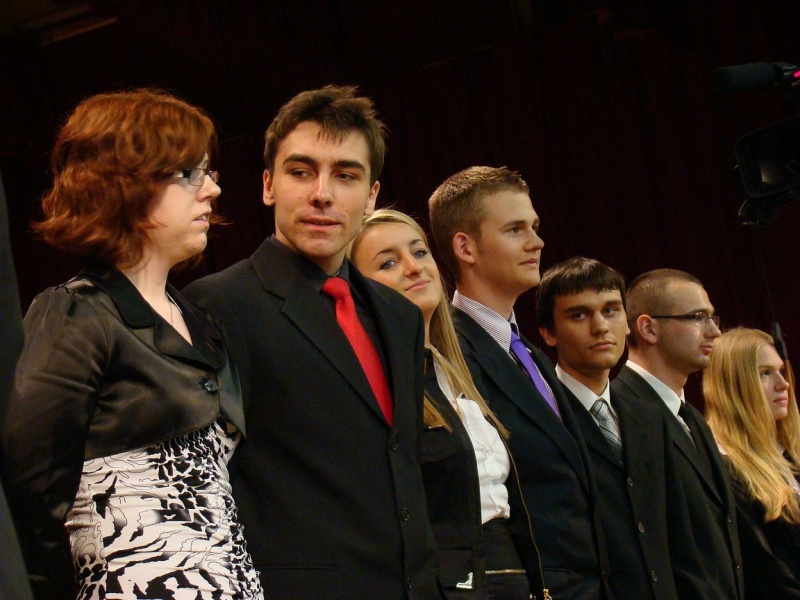 Zdjęcie w galerii na portalu naszwodzislaw.com: Ostatni dzwonek dla maturzystów wiadomości z regionu