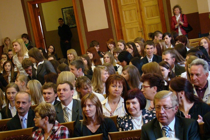 Zdjęcie w galerii na portalu naszwodzislaw.com: Ostatni dzwonek dla maturzystów wiadomości z regionu