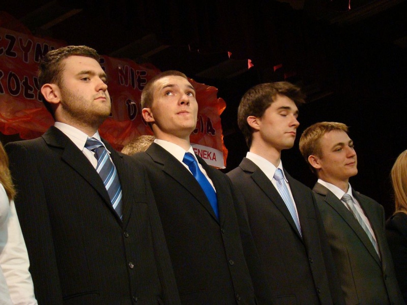 Zdjęcie w galerii na portalu naszwodzislaw.com: Ostatni dzwonek dla maturzystów wiadomości z regionu