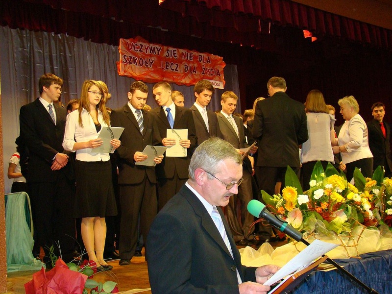 Zdjęcie w galerii na portalu naszwodzislaw.com: Ostatni dzwonek dla maturzystów wiadomości z regionu