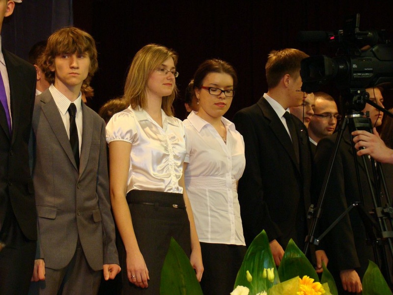 Zdjęcie w galerii na portalu naszwodzislaw.com: Ostatni dzwonek dla maturzystów wiadomości z regionu