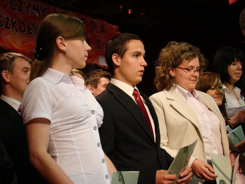 Zdjęcie w galerii na portalu naszwodzislaw.com: Ostatni dzwonek dla maturzystów wiadomości z regionu