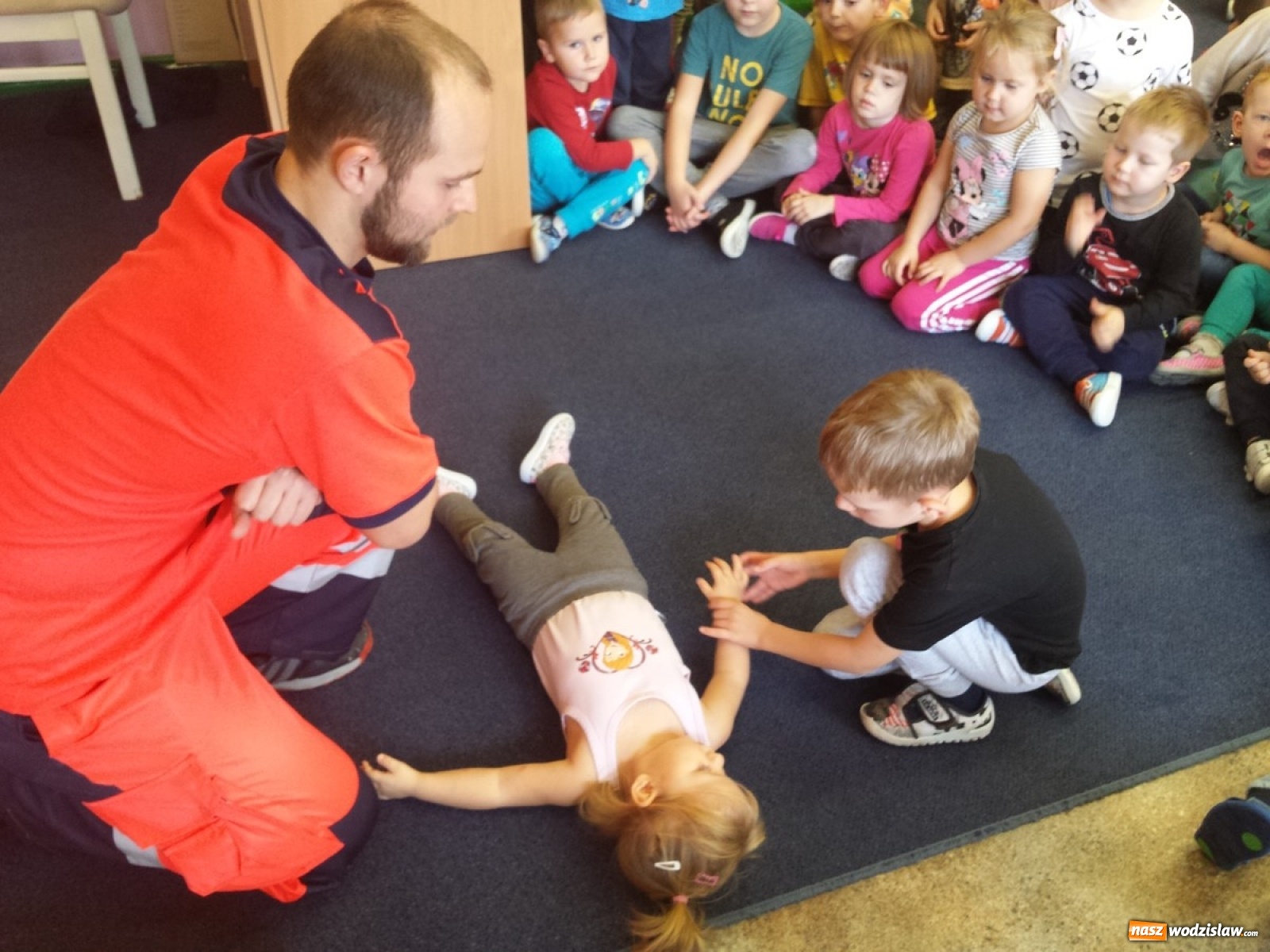 Zdjęcie w galerii na portalu naszwodzislaw.com: Robert Kubica uczył przedszkolaków udzielania pierwszej pomocy wiadomości z regionu