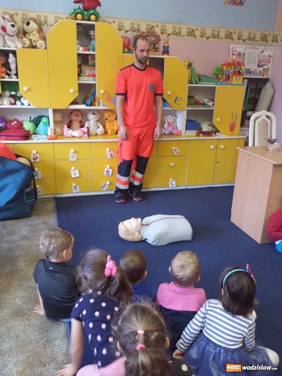 Zdjęcie w galerii na portalu naszwodzislaw.com: Robert Kubica uczył przedszkolaków udzielania pierwszej pomocy wiadomości z regionu