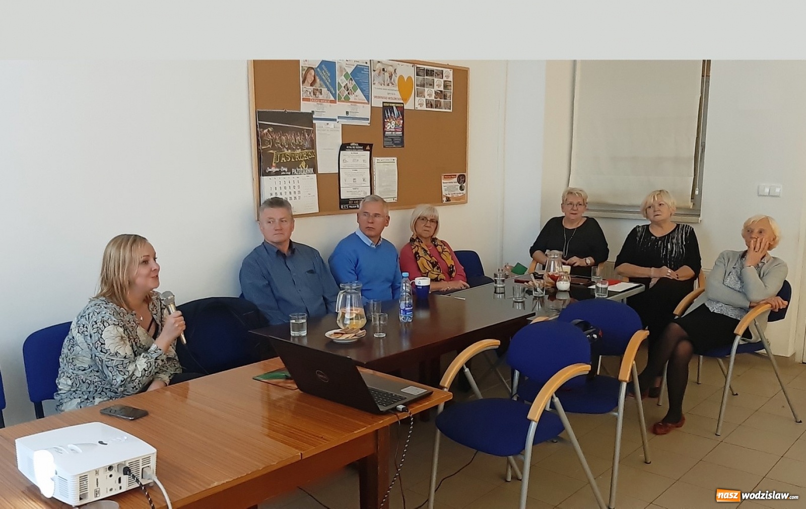 Zdjęcie w galerii na portalu naszwodzislaw.com: Uczą seniorów czytać elektroniczny rozkład jazdy wiadomości z regionu