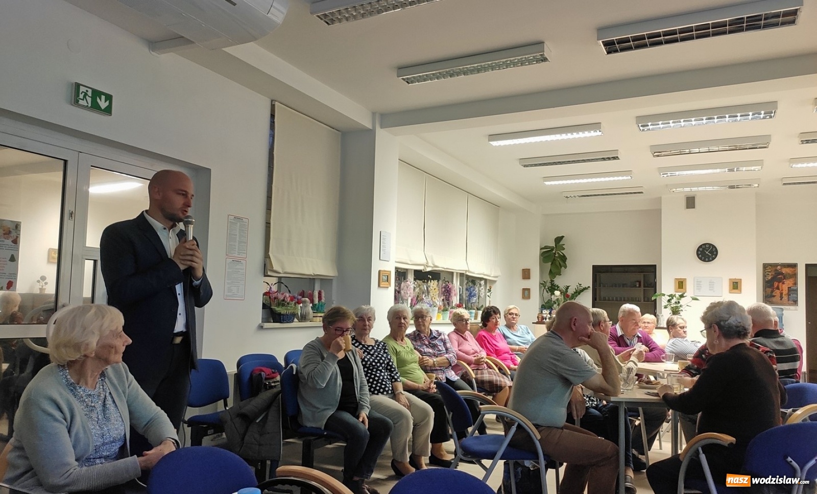 Zdjęcie w galerii na portalu naszwodzislaw.com: Uczą seniorów czytać elektroniczny rozkład jazdy wiadomości z regionu