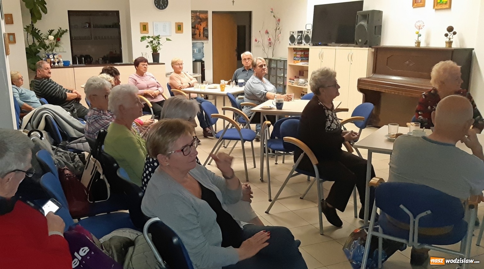 Zdjęcie w galerii na portalu naszwodzislaw.com: Uczą seniorów czytać elektroniczny rozkład jazdy wiadomości z regionu