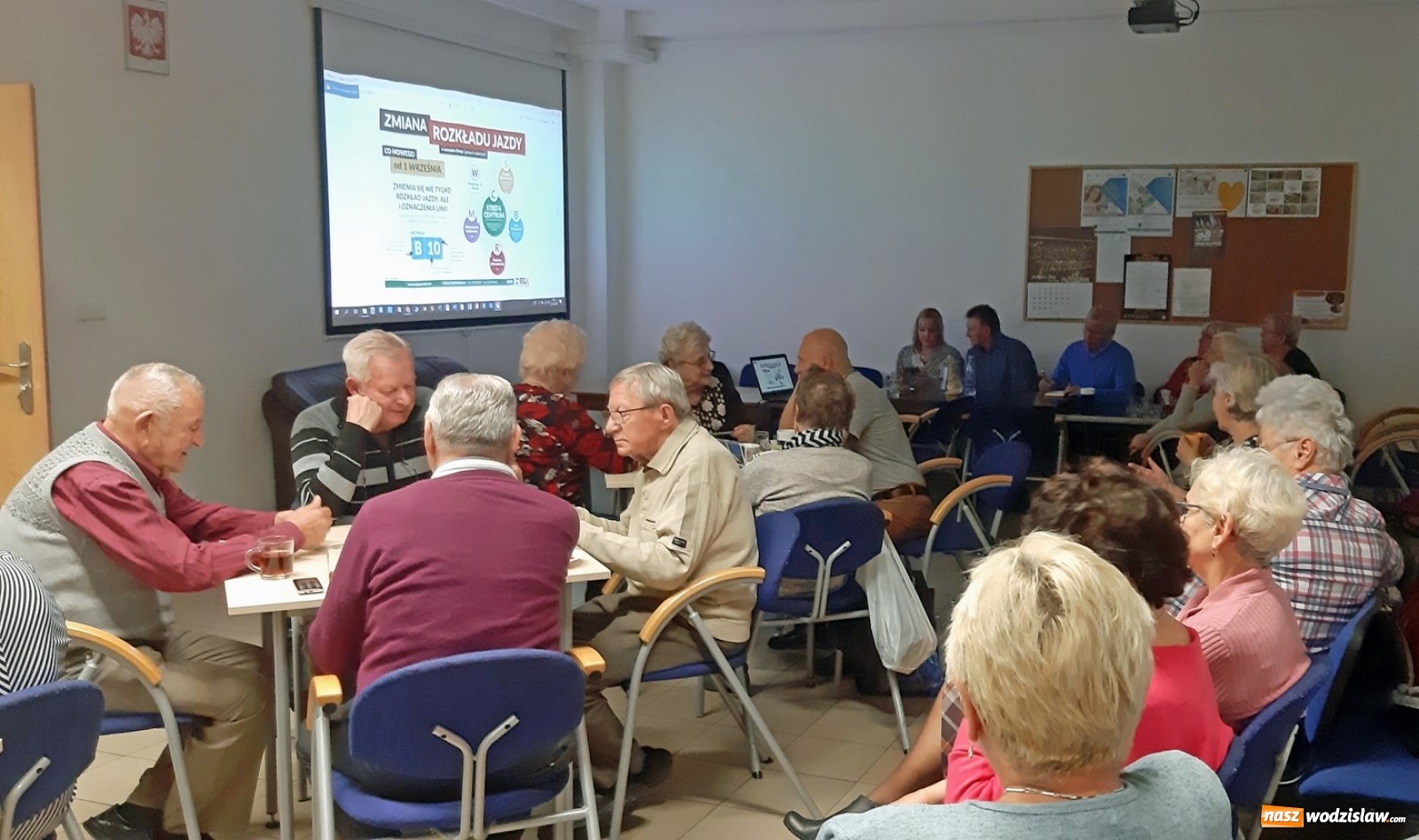 Zdjęcie w galerii na portalu naszwodzislaw.com: Uczą seniorów czytać elektroniczny rozkład jazdy wiadomości z regionu