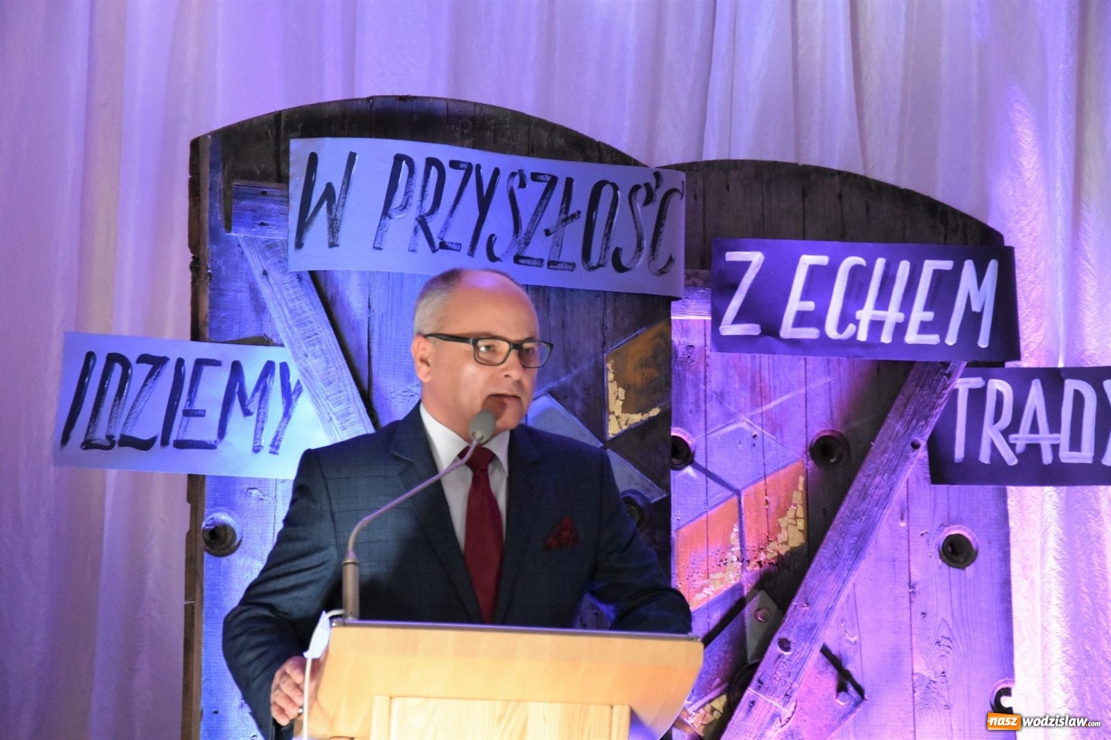 Zdjęcie w galerii na portalu naszwodzislaw.com: Idą w przyszłość z echem tradycji wiadomości z regionu