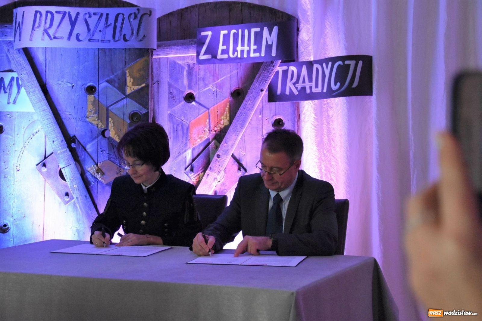 Zdjęcie w galerii na portalu naszwodzislaw.com: Idą w przyszłość z echem tradycji wiadomości z regionu