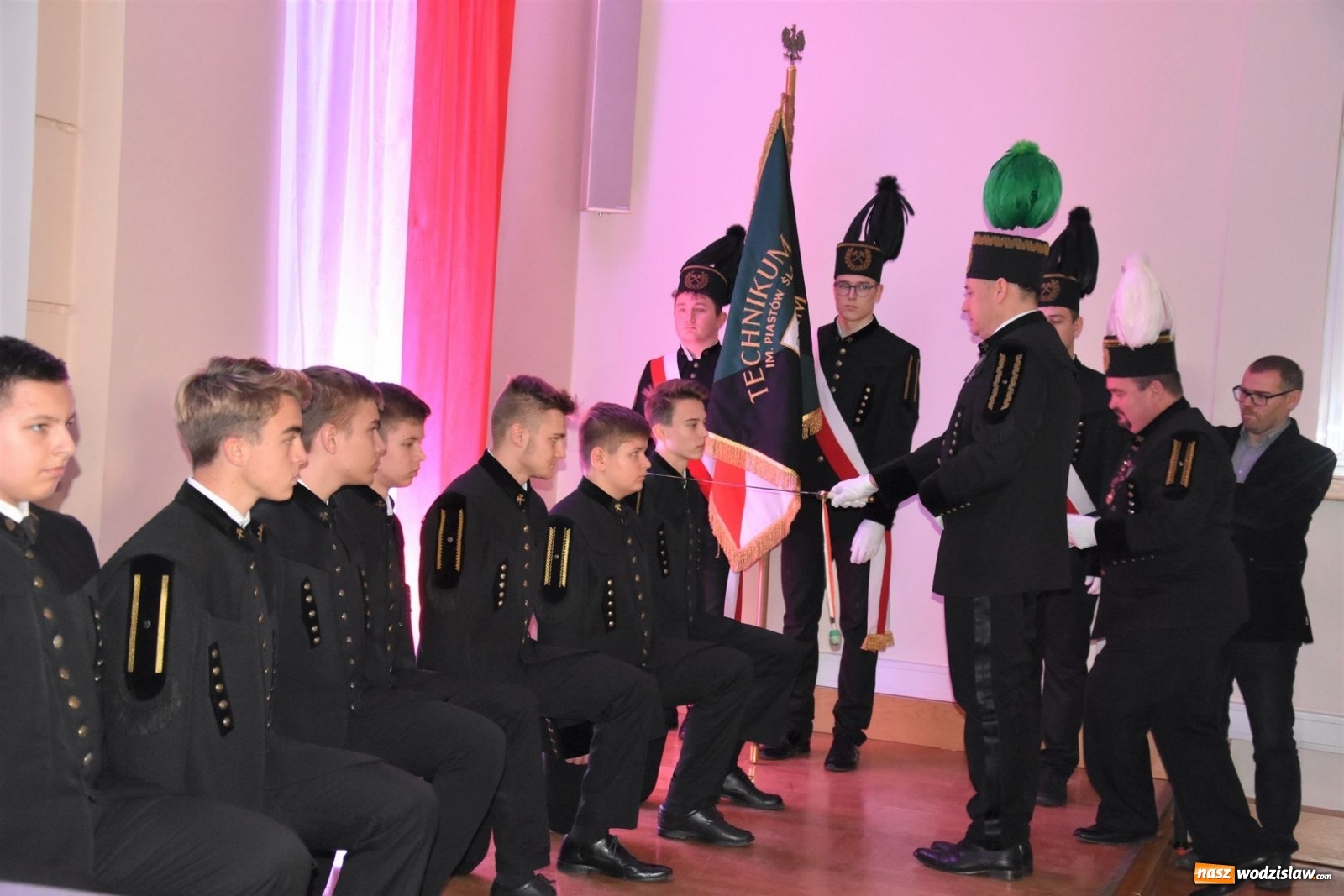 Zdjęcie w galerii na portalu naszwodzislaw.com: Idą w przyszłość z echem tradycji wiadomości z regionu