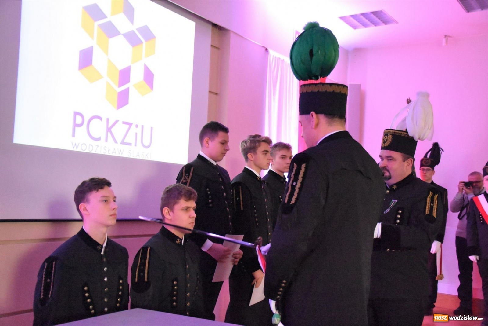 Zdjęcie w galerii na portalu naszwodzislaw.com: Idą w przyszłość z echem tradycji wiadomości z regionu