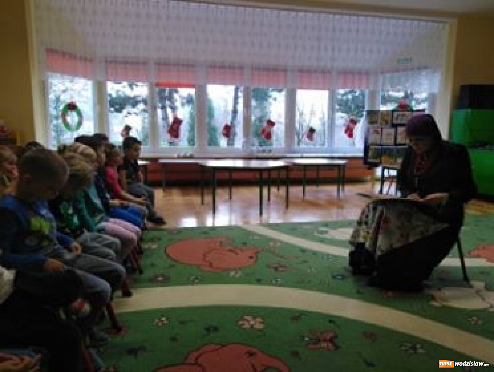 Zdjęcie w galerii na portalu naszwodzislaw.com: Kampania Cała Polska czyta dzieciom w przedszkolu numer 16 wiadomości z regionu