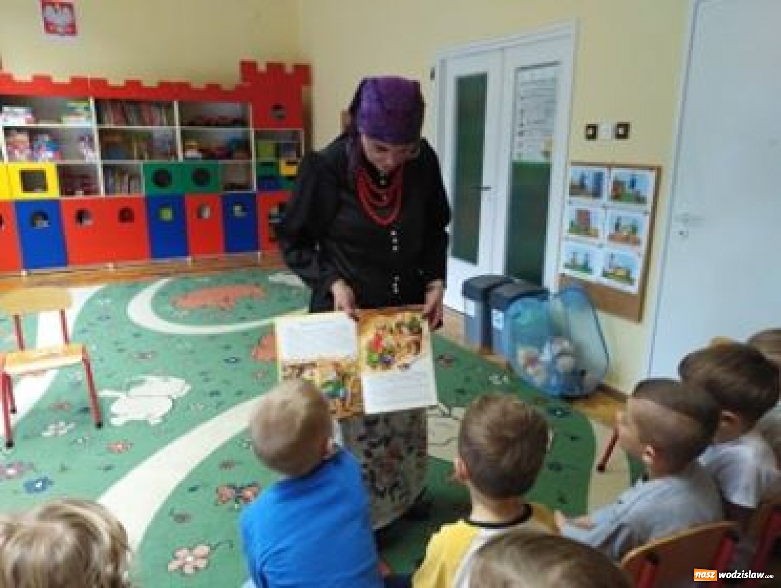 Zdjęcie w galerii na portalu naszwodzislaw.com: Kampania Cała Polska czyta dzieciom w przedszkolu numer 16 wiadomości z regionu
