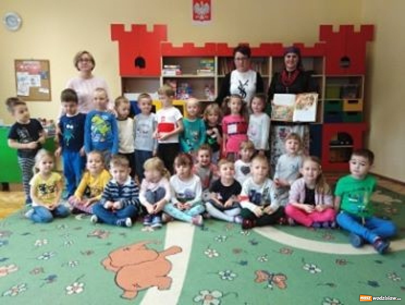 Zdjęcie w galerii na portalu naszwodzislaw.com: Kampania Cała Polska czyta dzieciom w przedszkolu numer 16 wiadomości z regionu