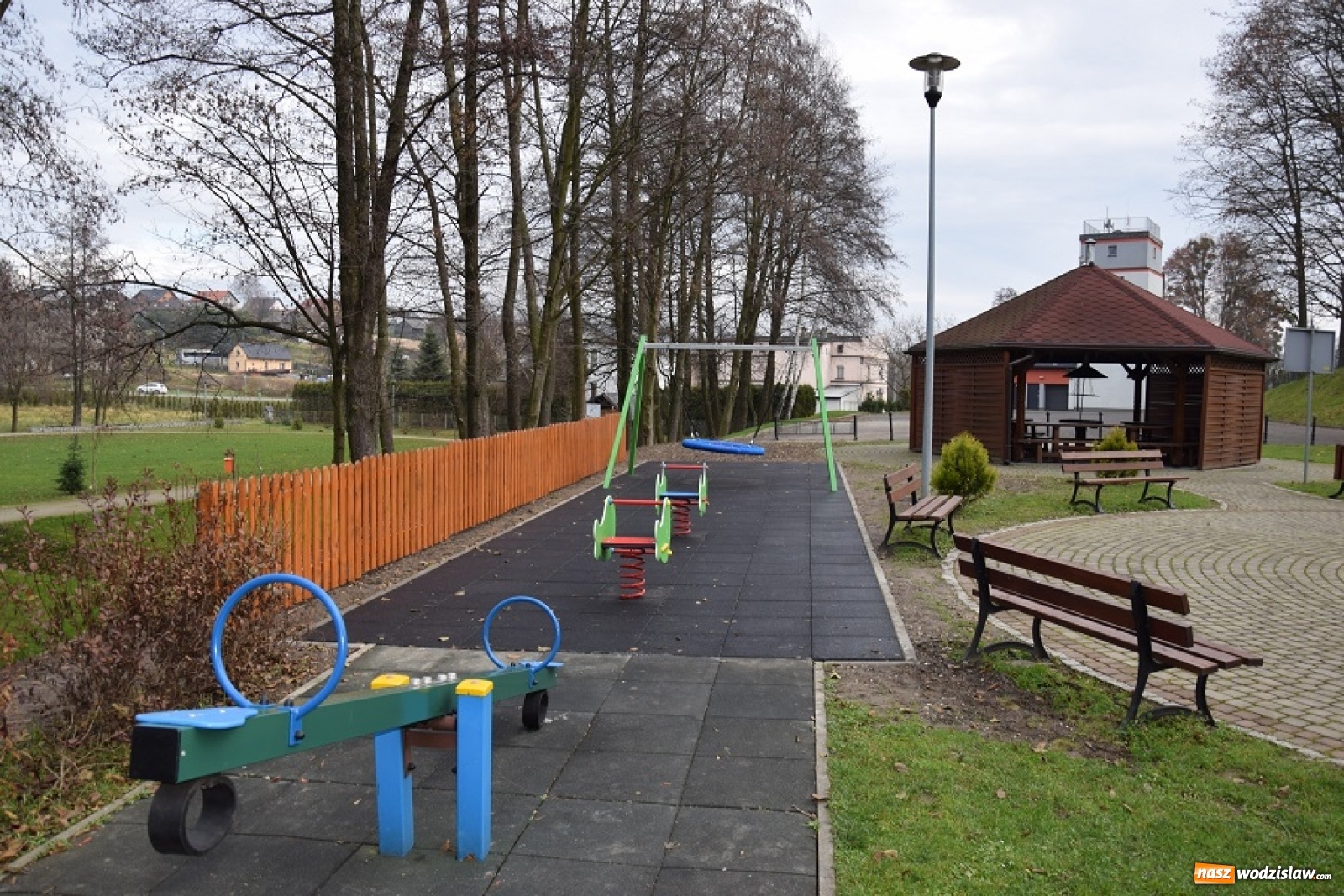 Zdjęcie w galerii na portalu naszwodzislaw.com: Plac zabaw w Parku Aktywnej Rekreacji w Mszanie po rozbudowie wiadomości z regionu
