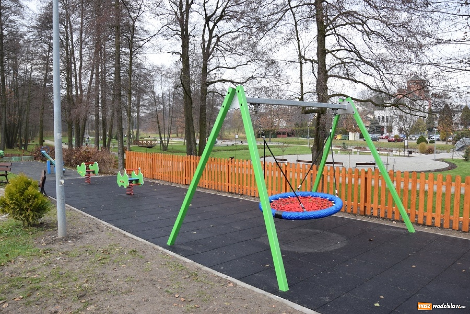 Zdjęcie w galerii na portalu naszwodzislaw.com: Plac zabaw w Parku Aktywnej Rekreacji w Mszanie po rozbudowie wiadomości z regionu