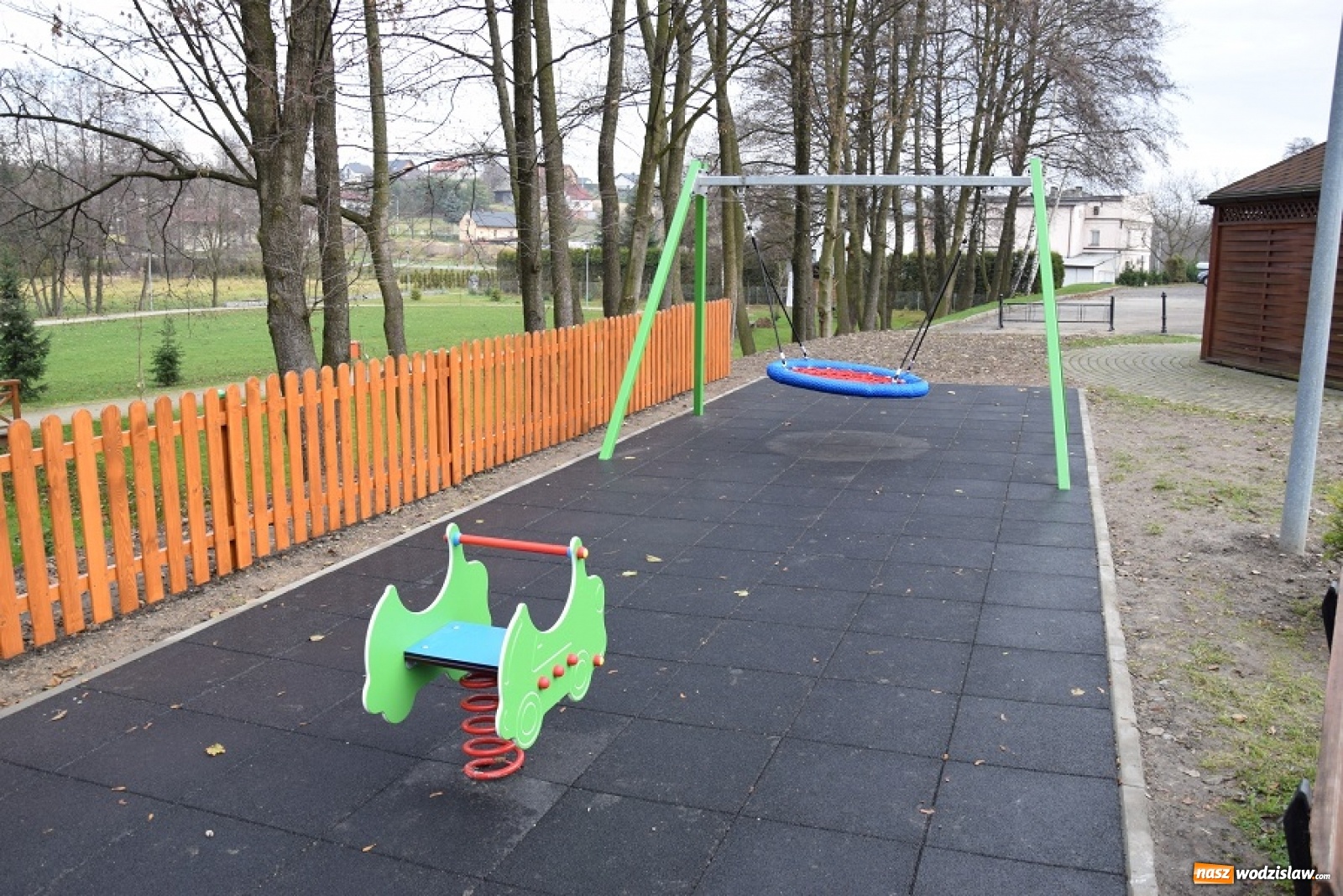 Zdjęcie w galerii na portalu naszwodzislaw.com: Plac zabaw w Parku Aktywnej Rekreacji w Mszanie po rozbudowie wiadomości z regionu