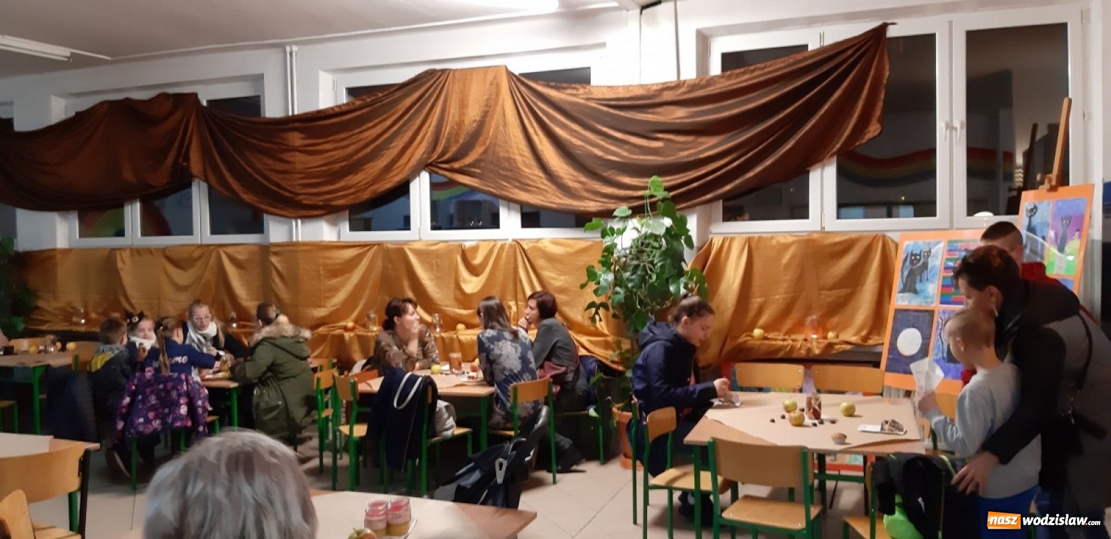 Zdjęcie w galerii na portalu naszwodzislaw.com: Wyjątkowe Andrzejki w SP 10 wiadomości z regionu