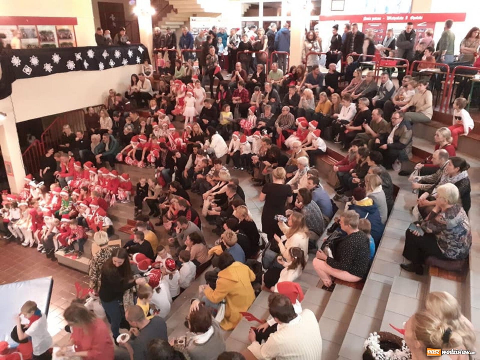 Zdjęcie w galerii na portalu naszwodzislaw.com: Charytatywny kiermasz świąteczny dla małej Igi wiadomości z regionu