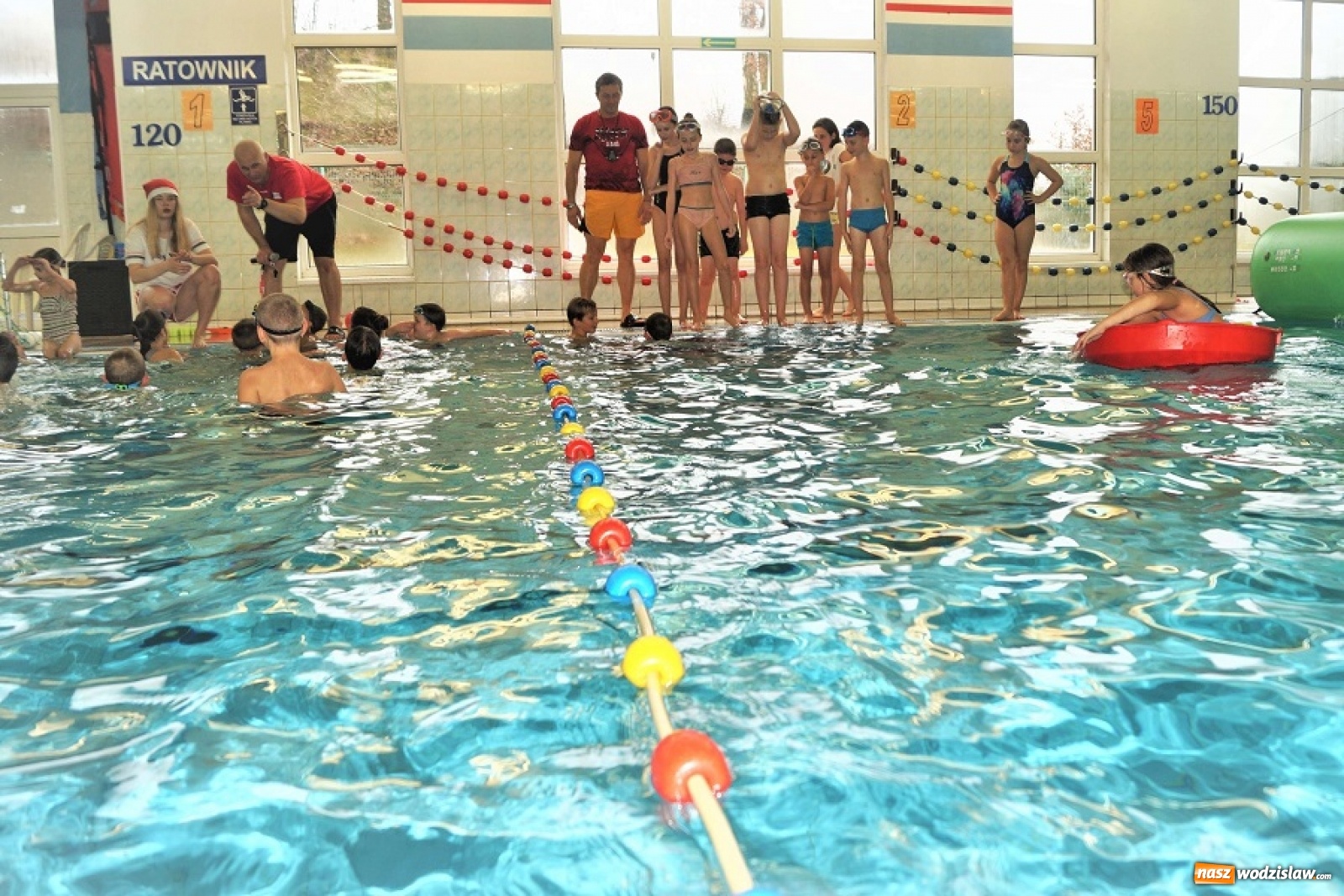 Zdjęcie w galerii na portalu naszwodzislaw.com: Mikołaj na mokro w Połomi wiadomości z regionu