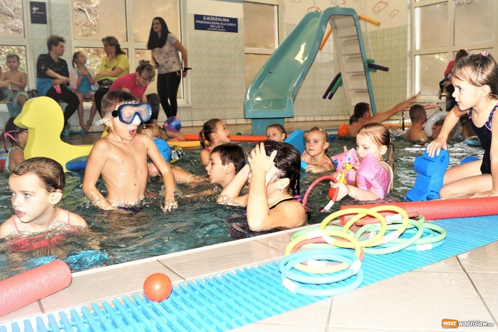 Zdjęcie w galerii na portalu naszwodzislaw.com: Mikołaj na mokro w Połomi wiadomości z regionu