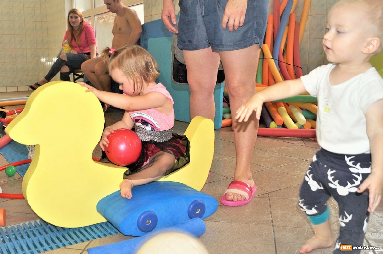 Zdjęcie w galerii na portalu naszwodzislaw.com: Mikołaj na mokro w Połomi wiadomości z regionu